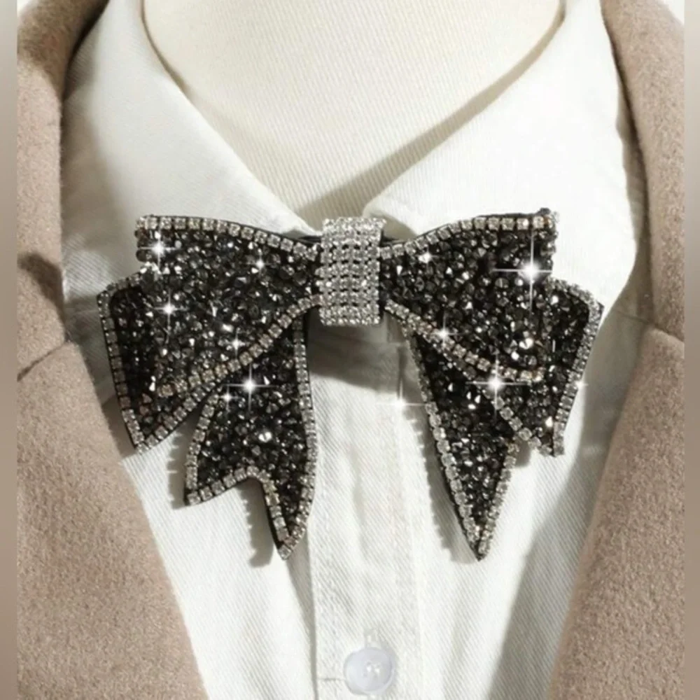 ✨NEW✨ 💋 Sparkling Rhinestone Bow Brooch